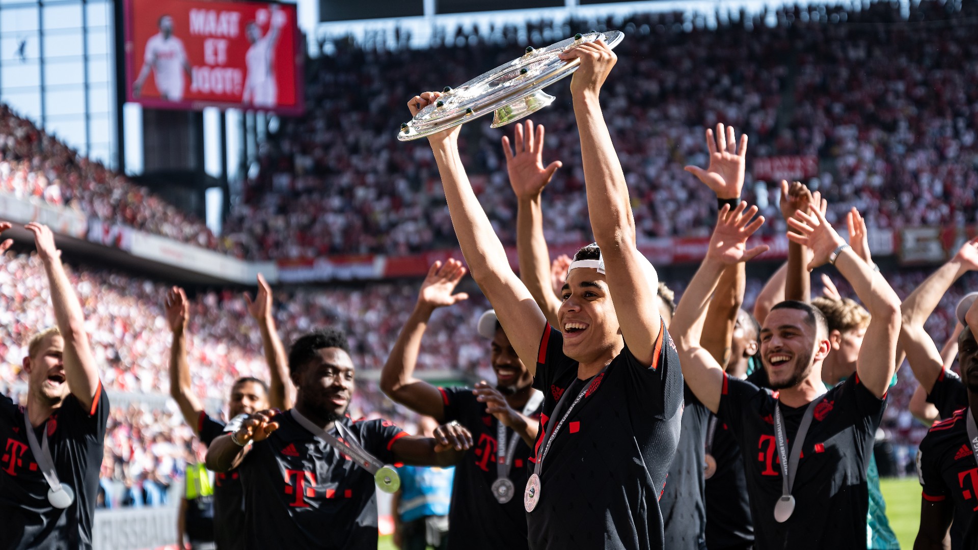 Bayern Munich clinches 11th consecutive Bundesliga title