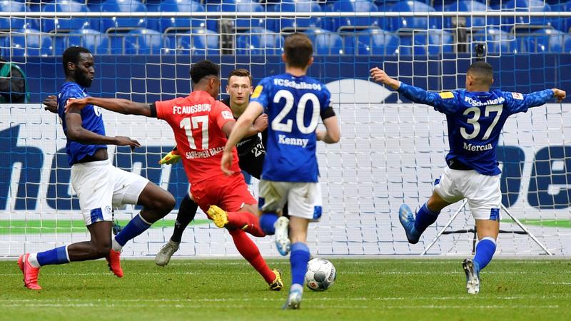 El Augsburgo golea 0-3 en su visita al Schalke