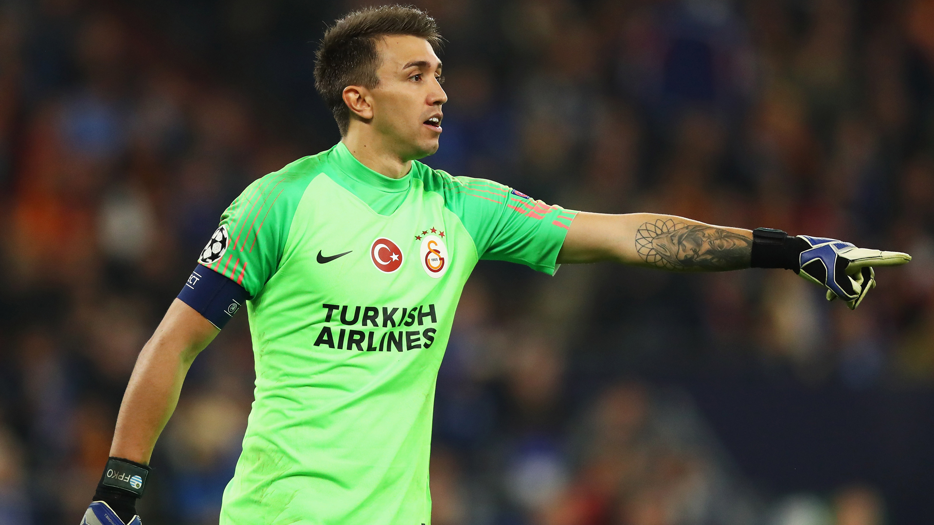 Galatasaray goalkeeper Muslera suffers broken leg