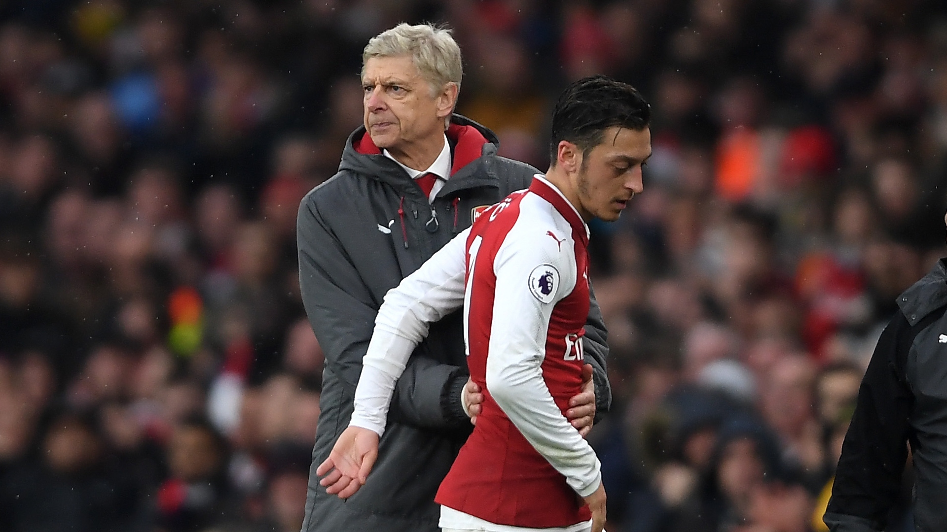 Arsenal in talks to sign Mesut Ozil from Real Madrid - BBC Sport