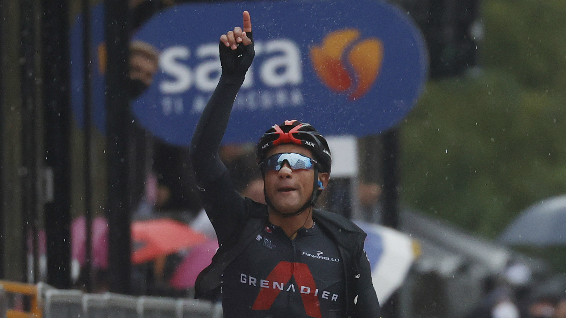 Giro d'Italia: Narvaez wins stage 12 in treacherous conditions