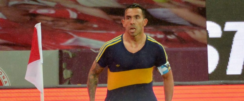 Boca Juniors : Tevez marque et embrasse le brassard spécial pour Maradona