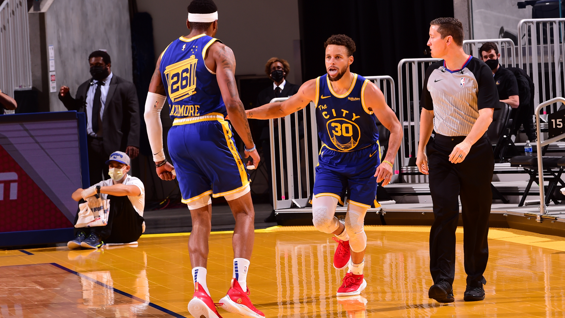 NBA Playoffs: Stephen Curry Shines as Golden State Warriors Beat