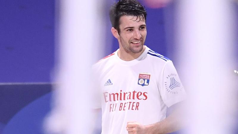 Late Dubois strikes lifts Lyon to top of Ligue 1