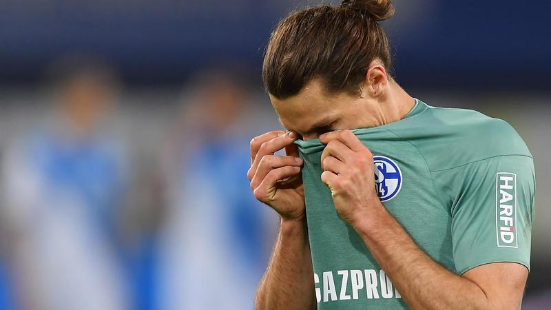 Lanzan huevos a jugadores del Schalke tras el descenso