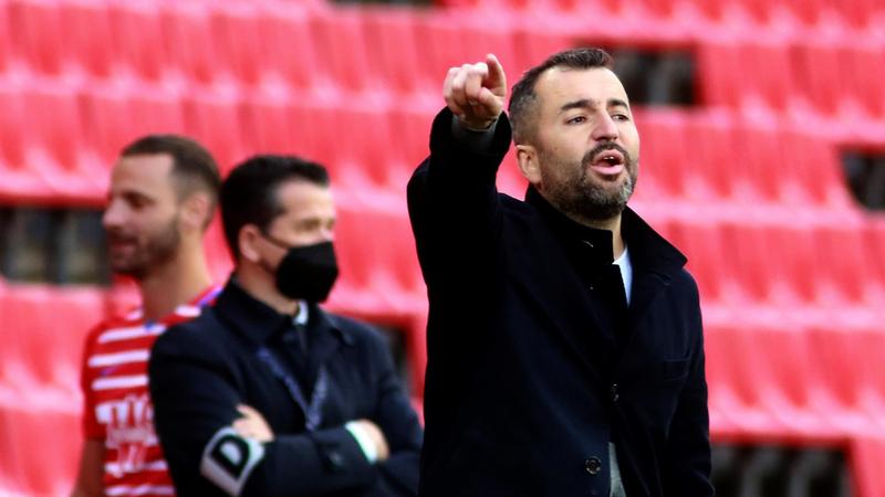 El técnico Diego Martínez deja el Granada