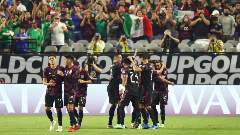 México golea 3-0 a Honduras y clasifica a semis