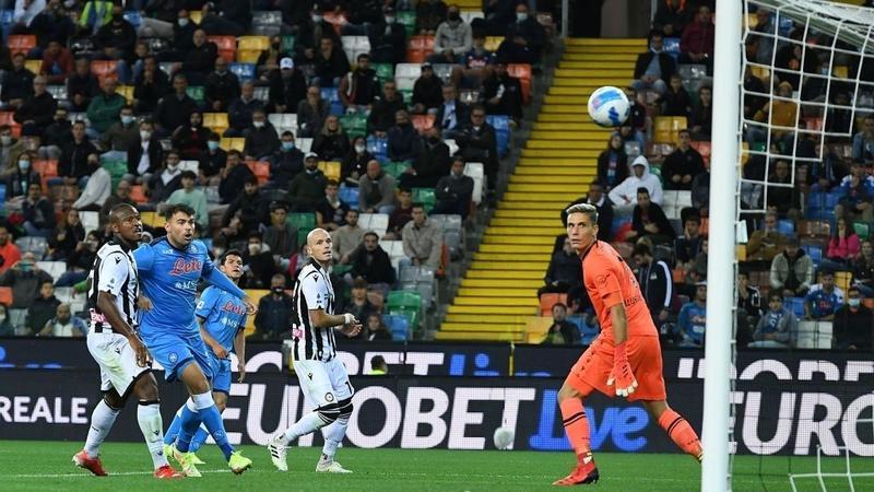 Lozano certifica con un golazo el liderato del Nápoles