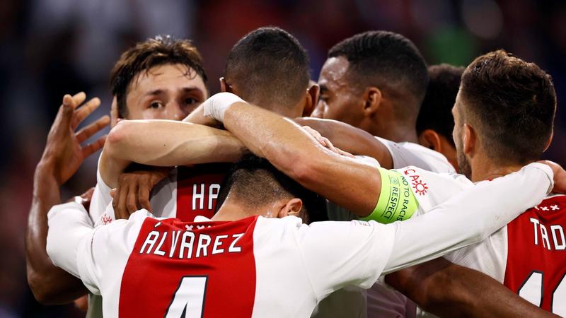Ajax vence 2-0 en casa al Besiktas