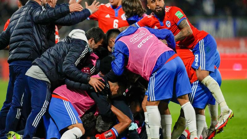 Chile vence 2-0 en casa a Paraguay
