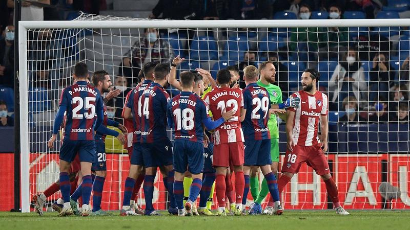 Dos penaltis evitan que Atleti le gane a Levante