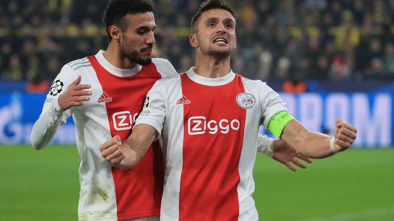 Ajax clasifica y complica al Dortmund