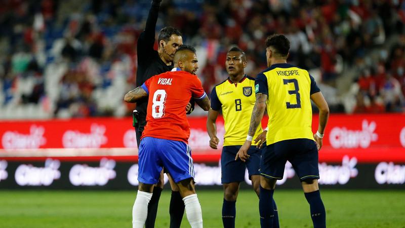 Qualifs Mondial 2022 : Vidal prend un rouge pour un tacle très dangereux !