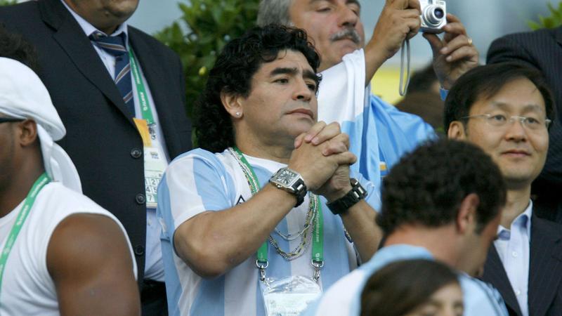 Maradona un an après: pendant les hommages, les procédures continuent