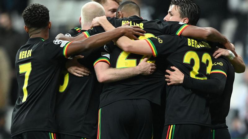 Ajax vence 1-2 en su visita al Besiktas