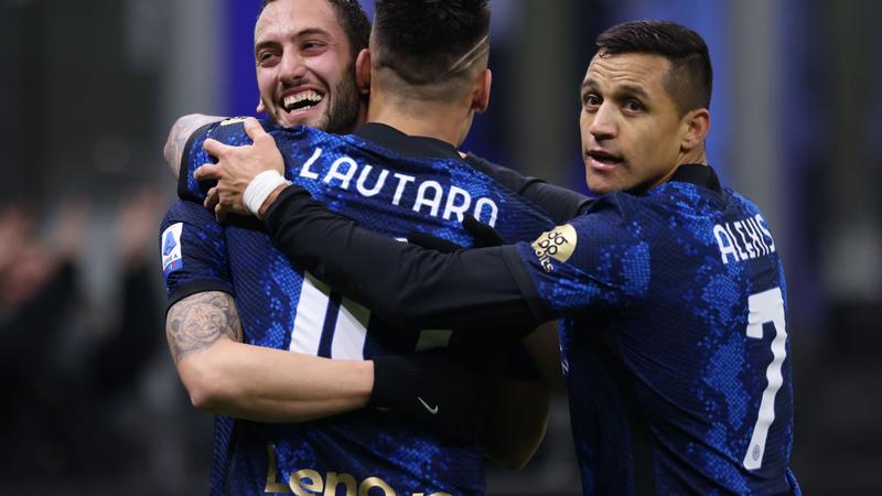 Inter de Milán golea 4-0 en casa al Cagliari