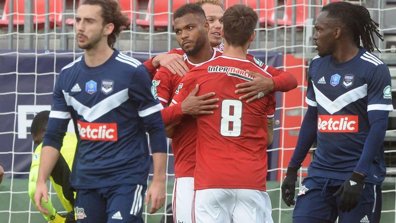 Brest golea 3-0 a Bordeaux y clasifica a octavos