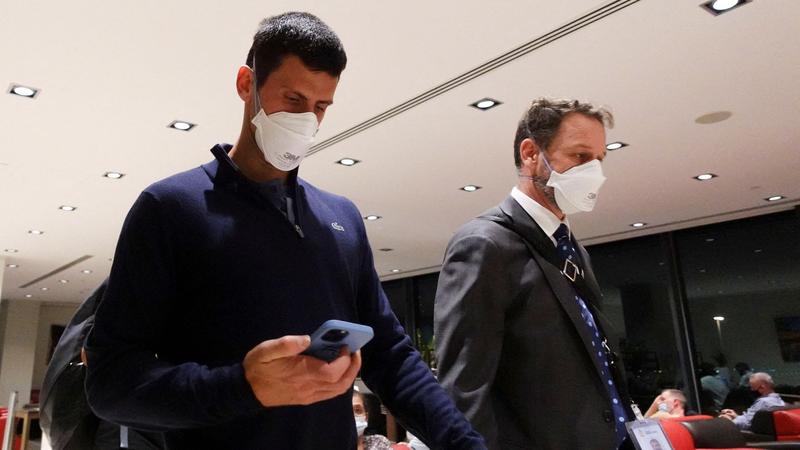 Djokovic abandona Australia tras la cancelación de su visado