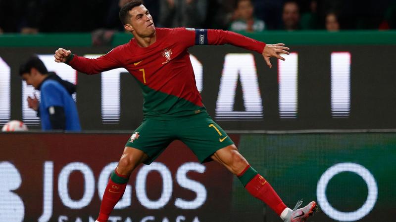 Doblete de Cristiano en goleada de Portugal