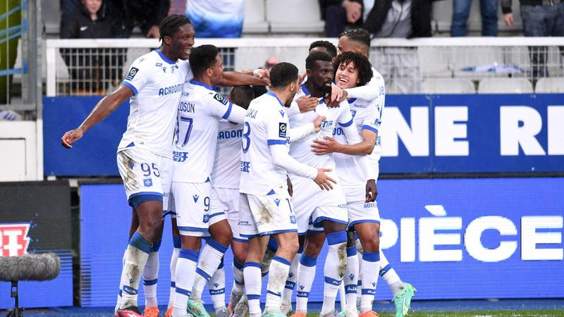 Niang saca al Auxerre del descenso