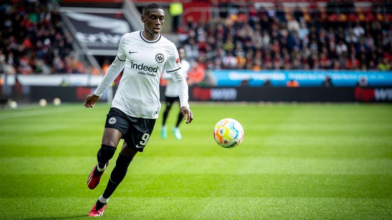 Bundesliga : Randal Kolo Muani a su être persévérant pour rapporter un point à Francfort