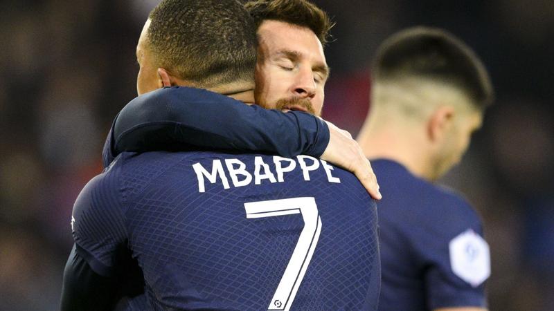 Messi scores a masterpiece of a goal, assisted by Mbappé