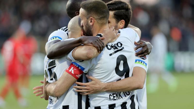 El Besiktas venció al Umraniyespor y se acerca al segundo lugar