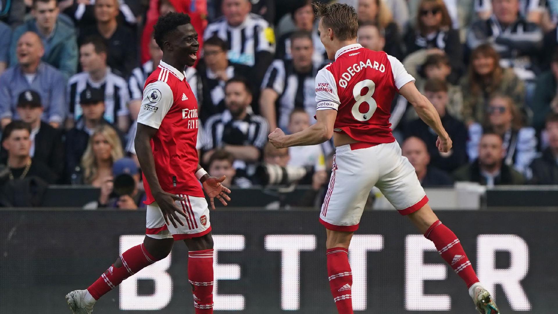 Arsenal keeps title bid alive