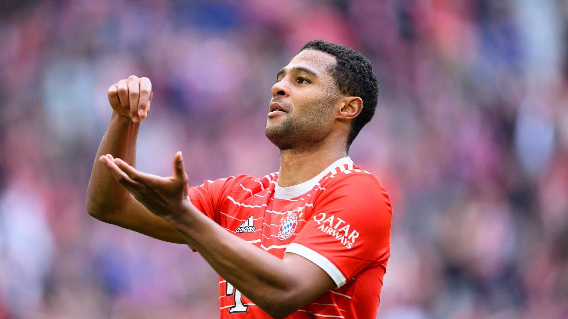 Bayern slams six past Schalke to stay on course