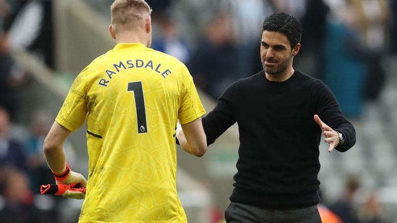 Arsenal goalkeeper Ramsdale signs new Gunners deal