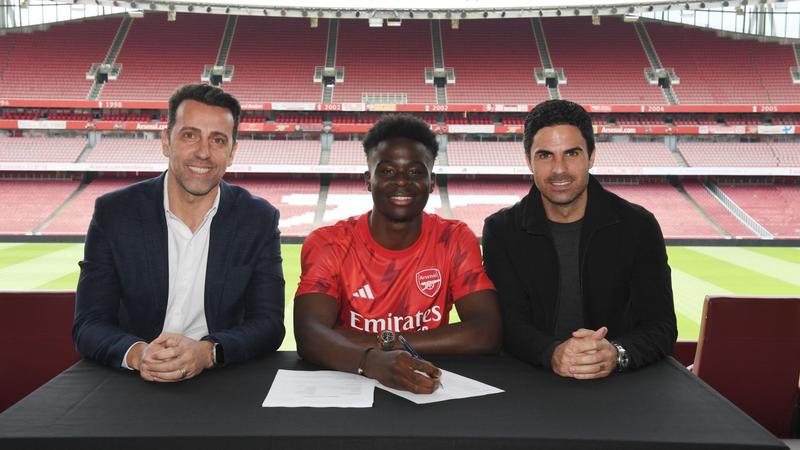 Bukayo Saka renueva con el Arsenal