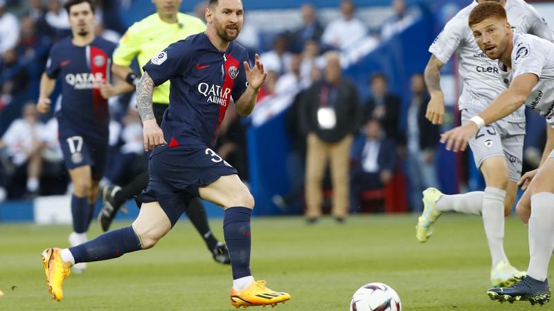 Top Plays of Messi in the Match against Clermont