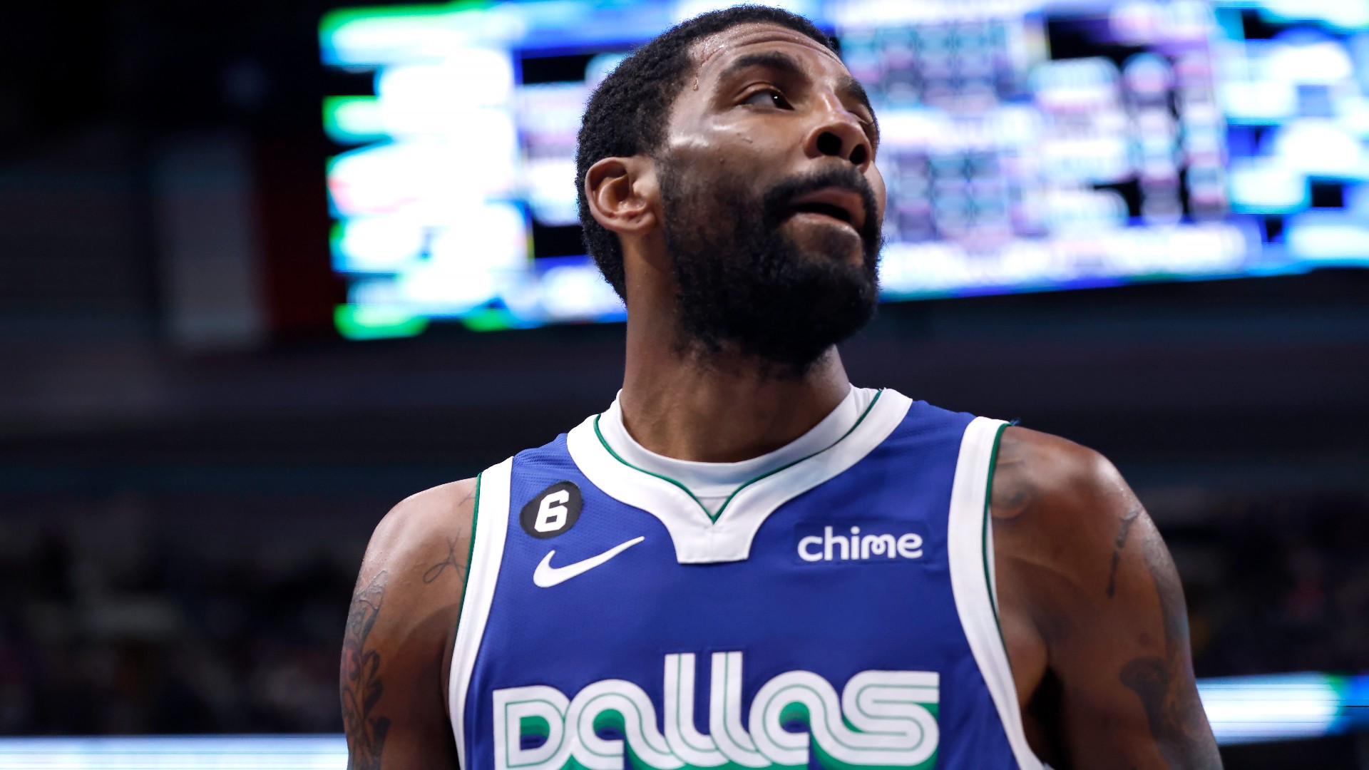 Kyrie Irving stays with Mavs