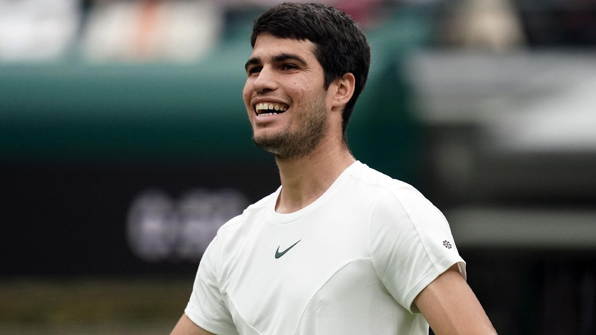 Carlos Alcaraz looks at home on the grass in first-round win over Jeremy Chardy