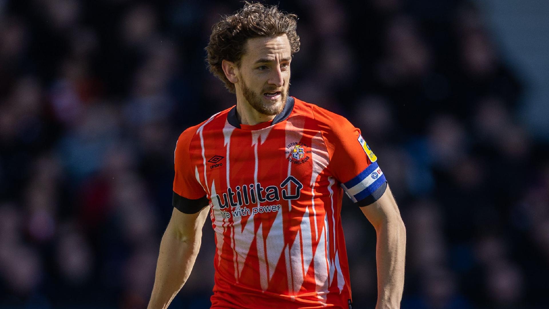 Tom Lockyer, jogador do Luton Town, reage após sofrer uma