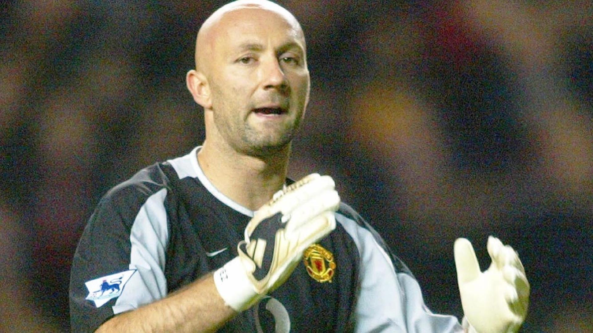 On this day in 2006: Frances former Man Utd goalkeeper Fabien Barthez  retires | beIN SPORTS