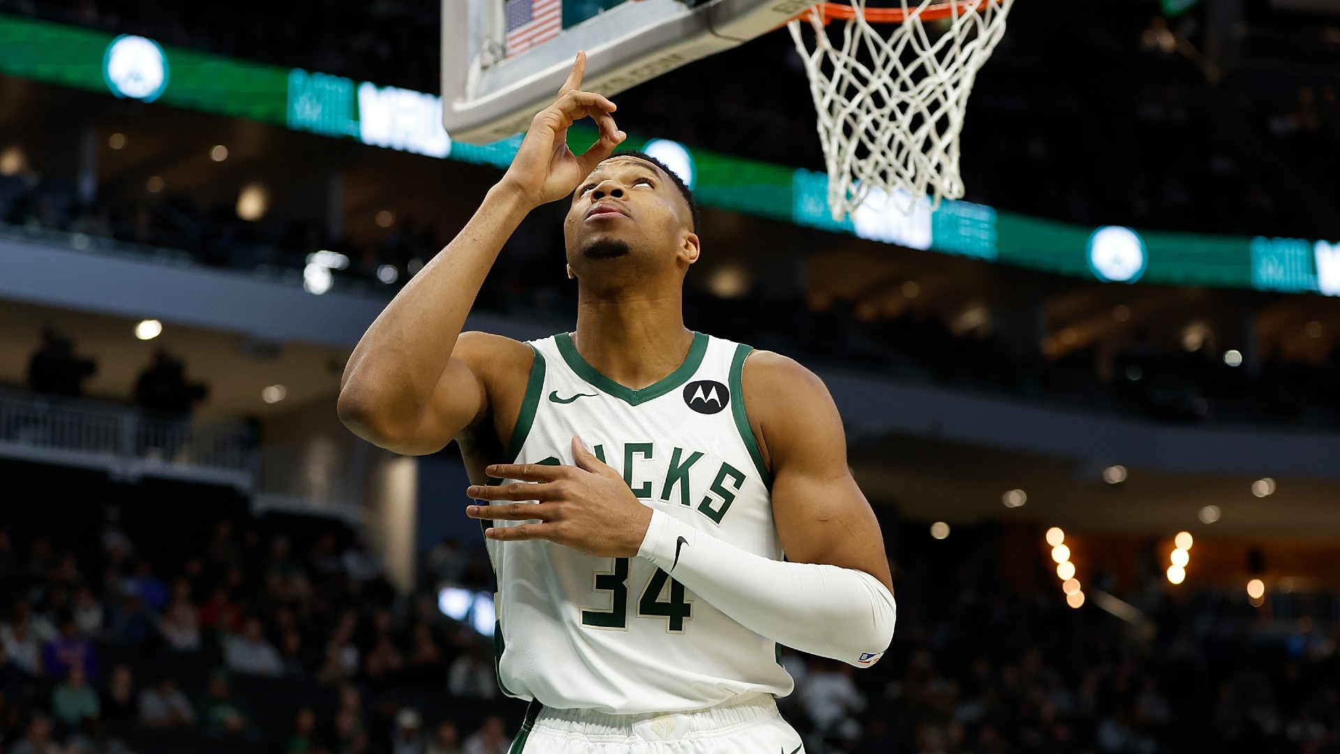 Giannis signs 3-year extension