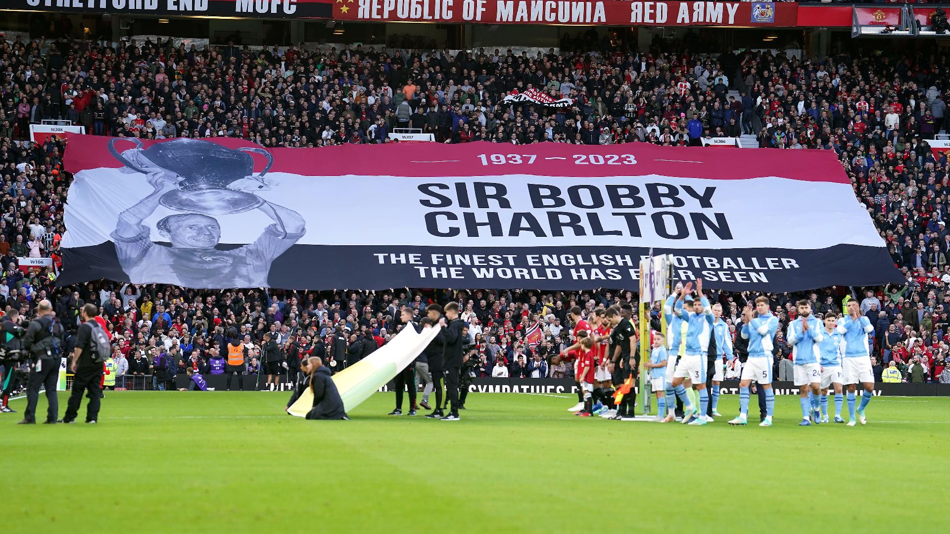 Old Trafford pays tribute to Sir Bobby Charlton ahead of Manchester derby |  beIN SPORTS