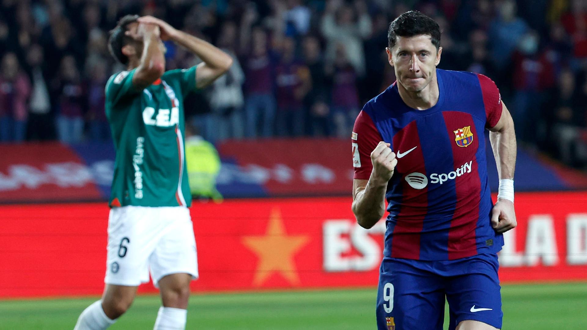 Robert Lewandowski double rescues Barcelona in comeback victory over Alaves