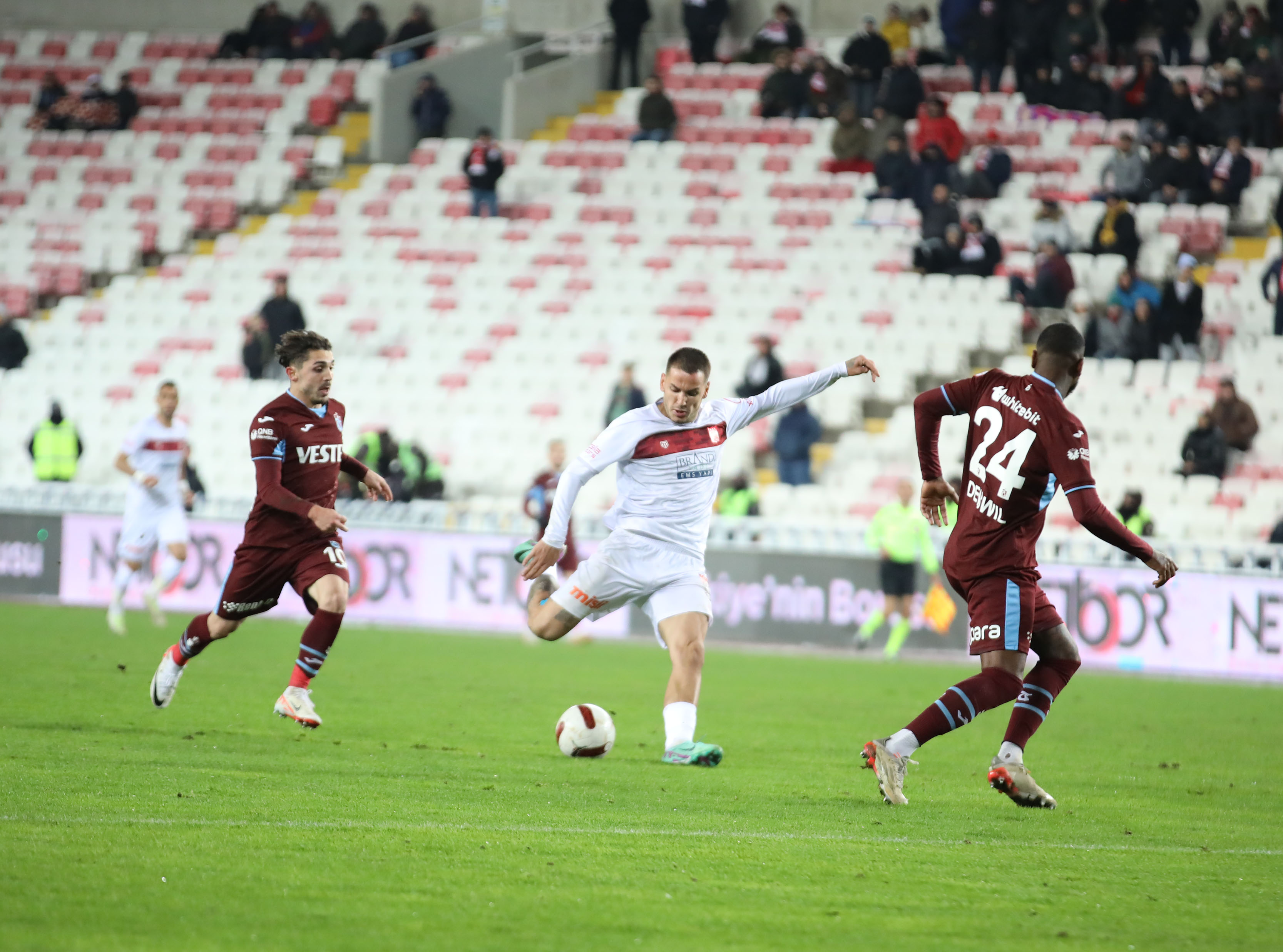 Sivasspor y Trabzonspor igualan en un partidazo