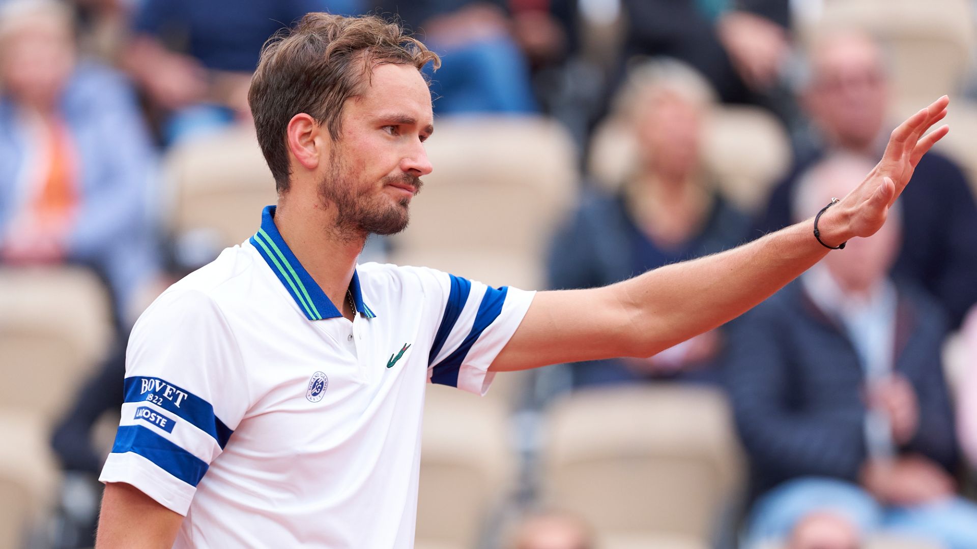 Medvedev through to French Open R3