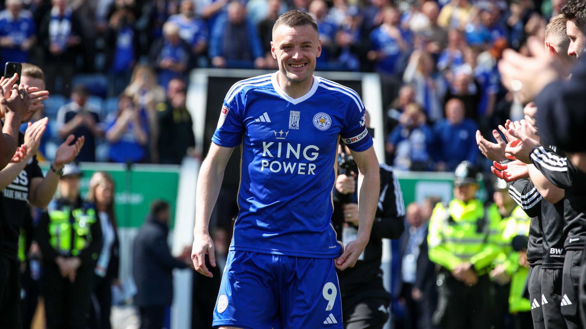 Vardy signs new Leicester deal