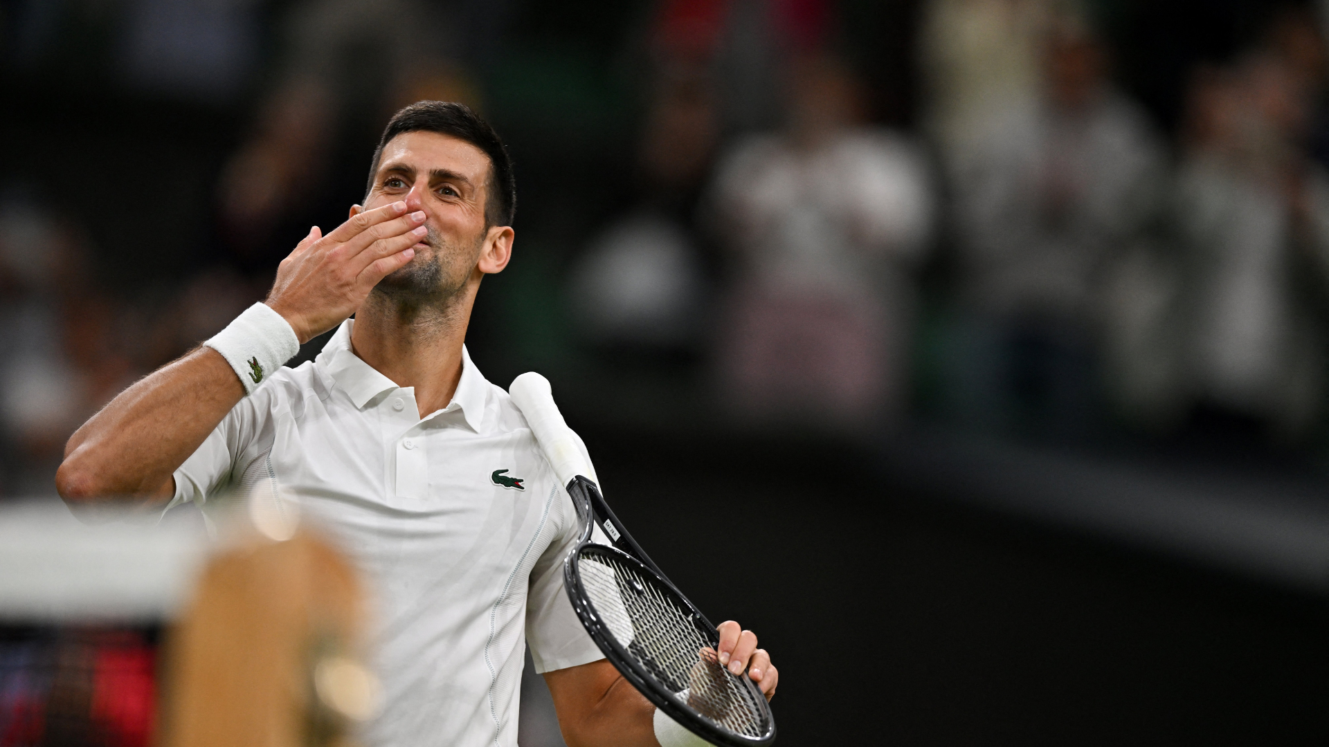 Djokovic through at Wimbledon