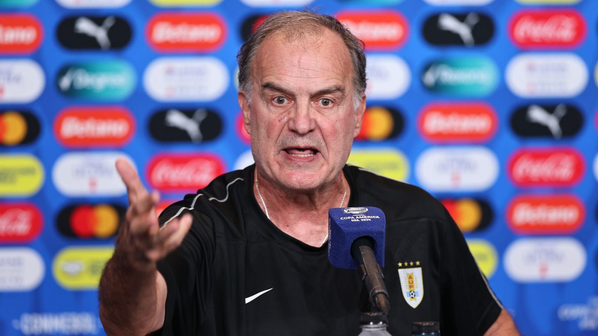 Bielsa defends Uruguay players