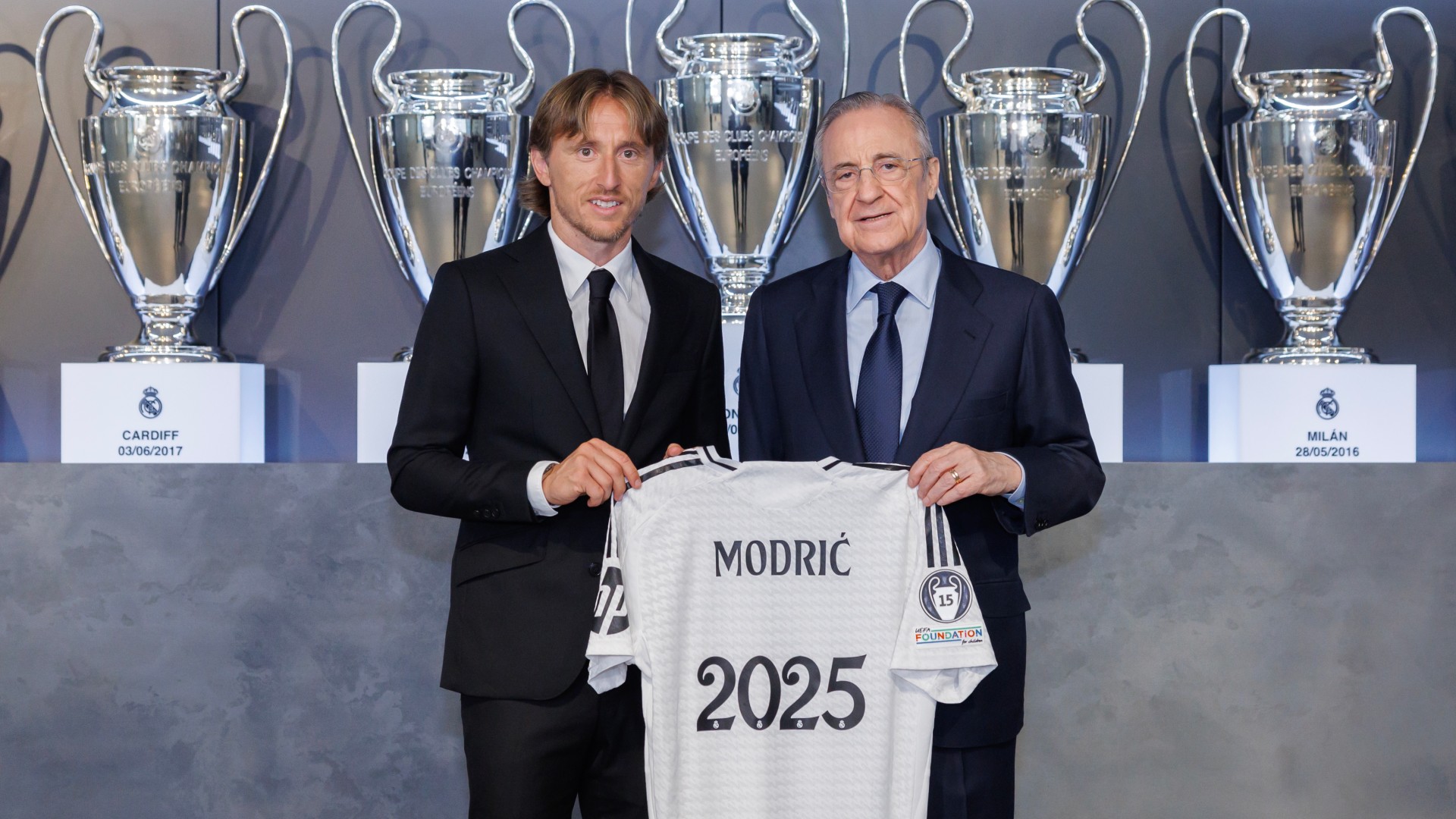 Modric signs contract extension