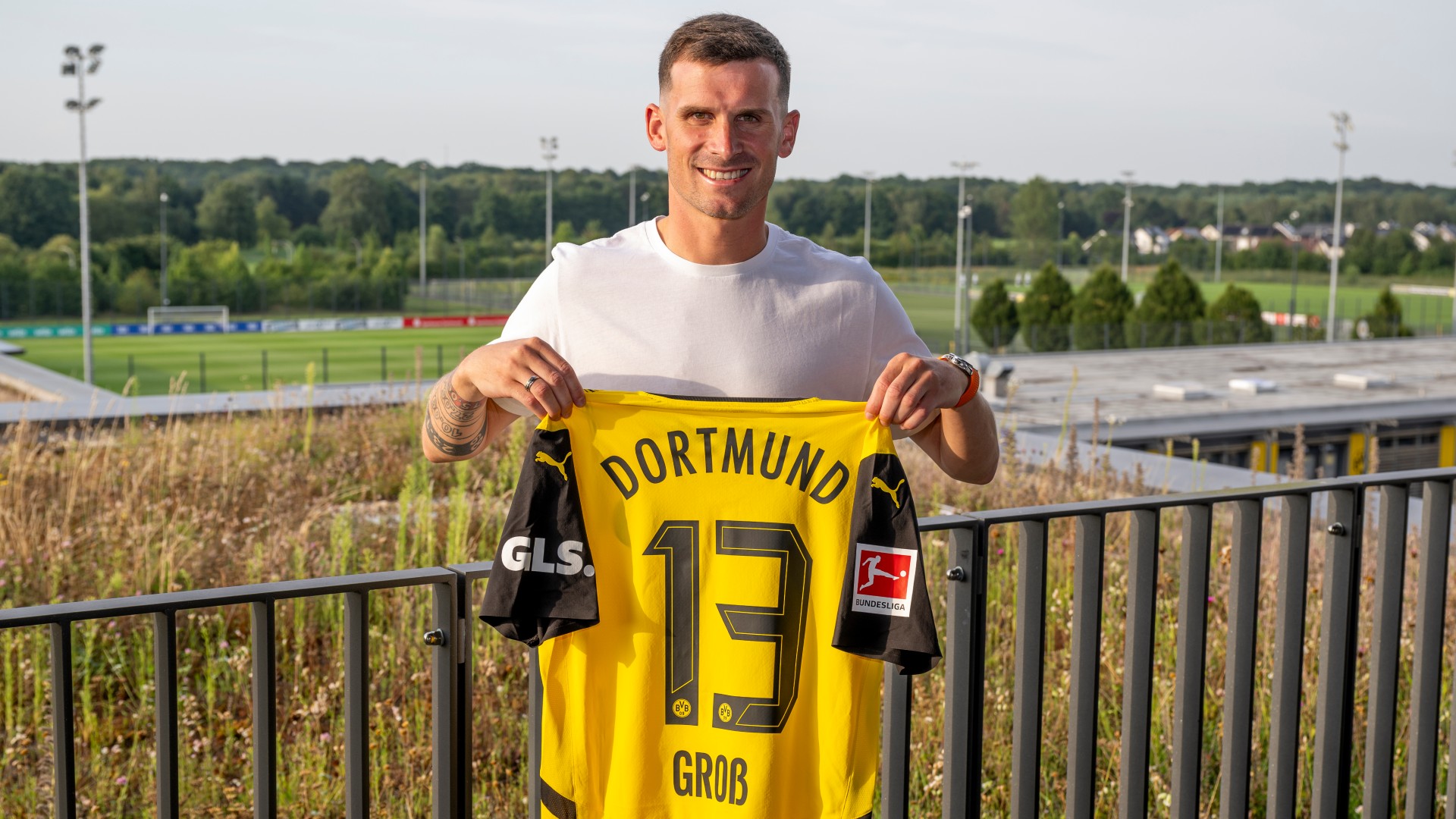 Gross signs for Dortmund