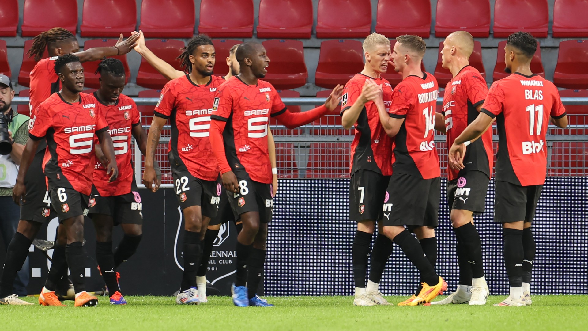 Rennes defeat Lyon in opener