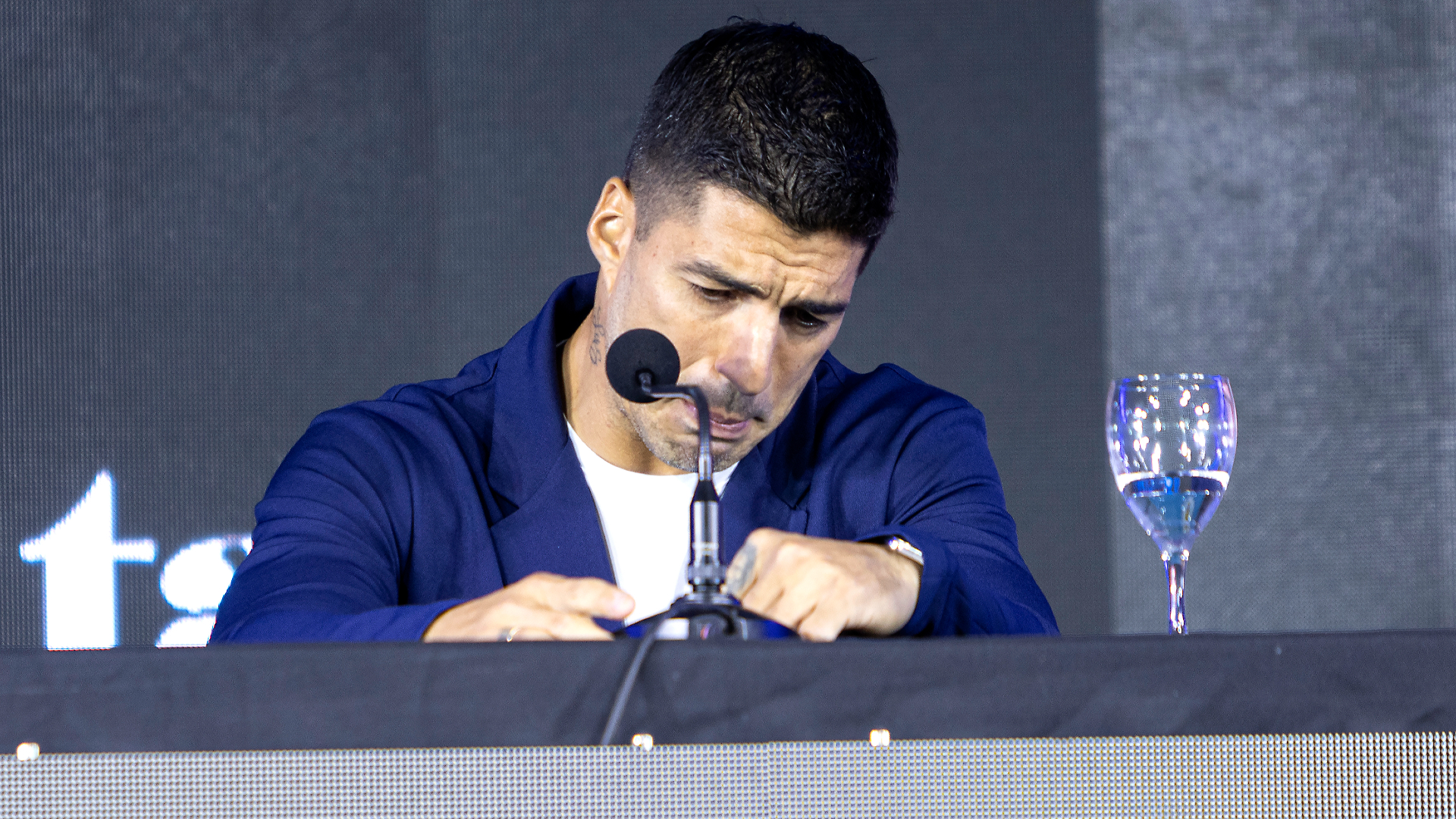 Suarez retires from Uruguay duty