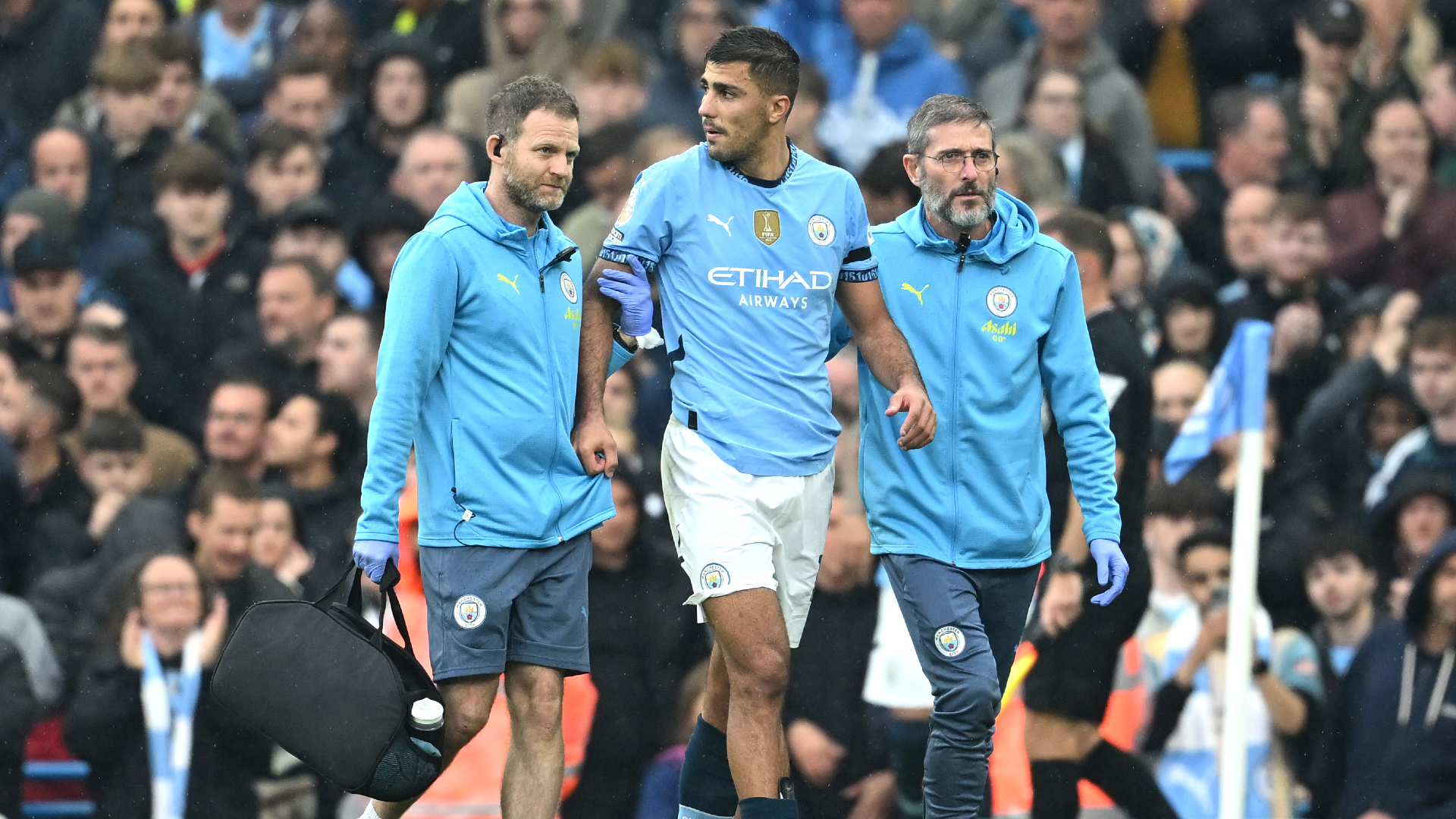 Rodri suffers apparent knee injury