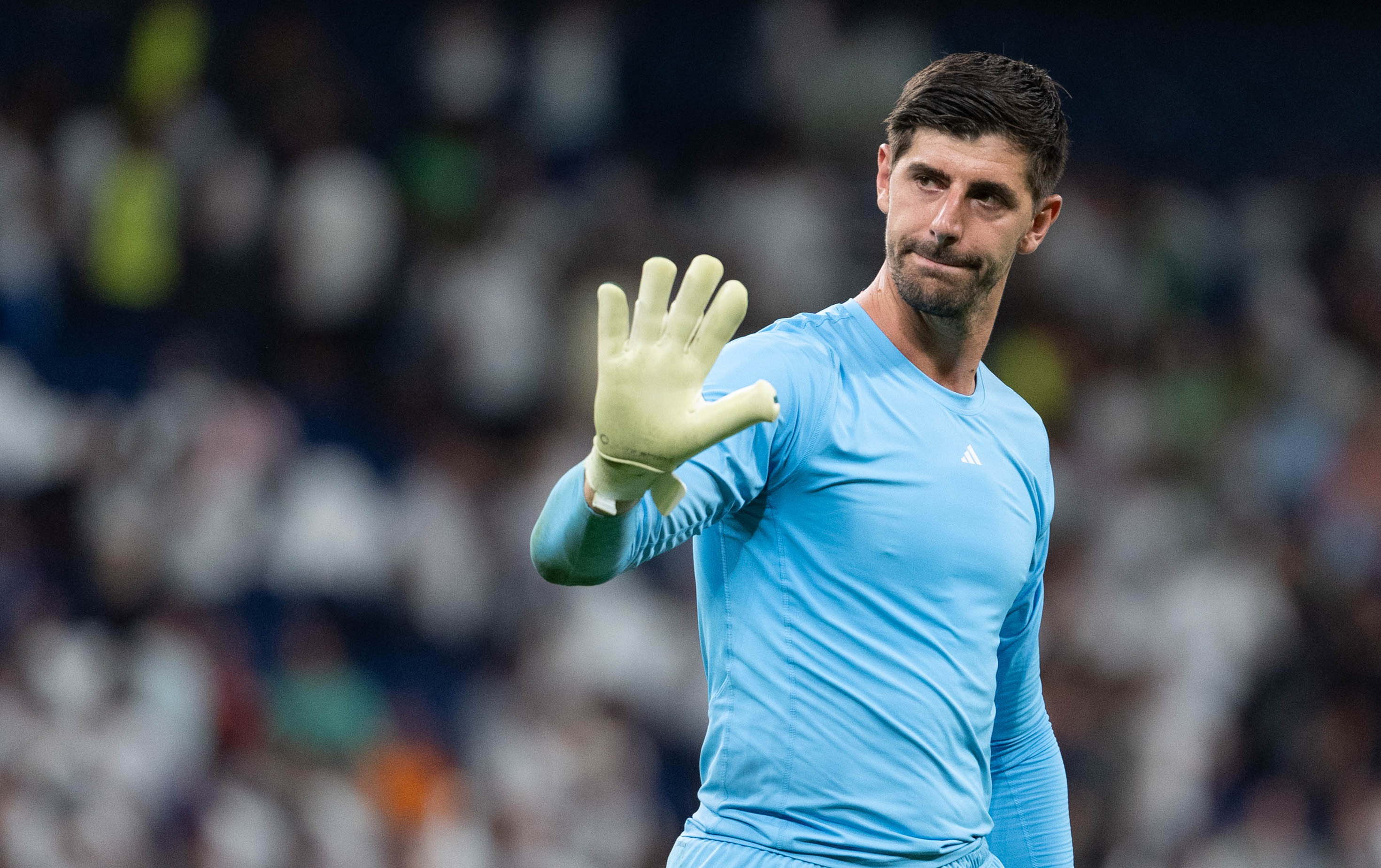 Thiabut Courtois signe de main